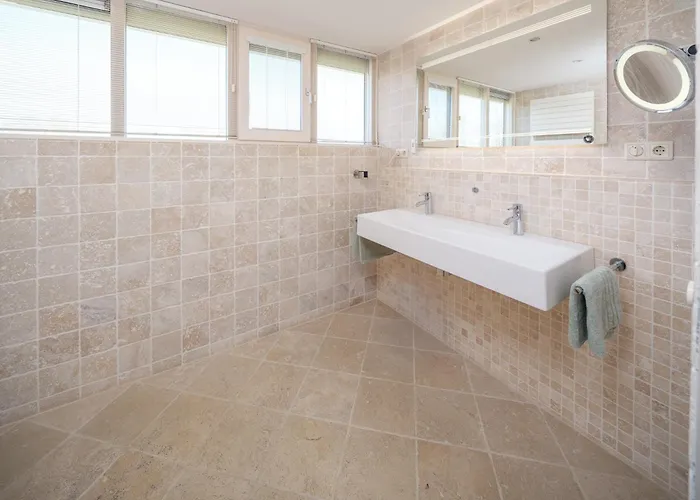 Semesterbostad Groepsaccommodatie Met Hottub En Sauna | 18 Personen